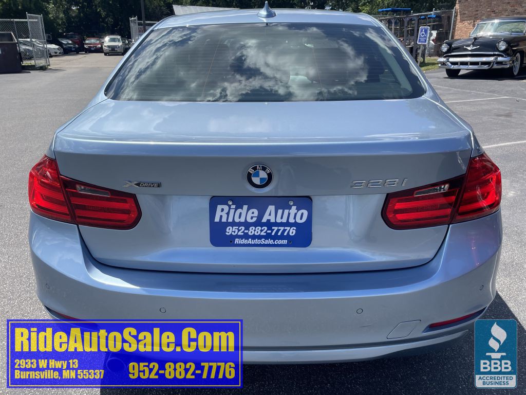 2013 BMW 3 Series Image 6