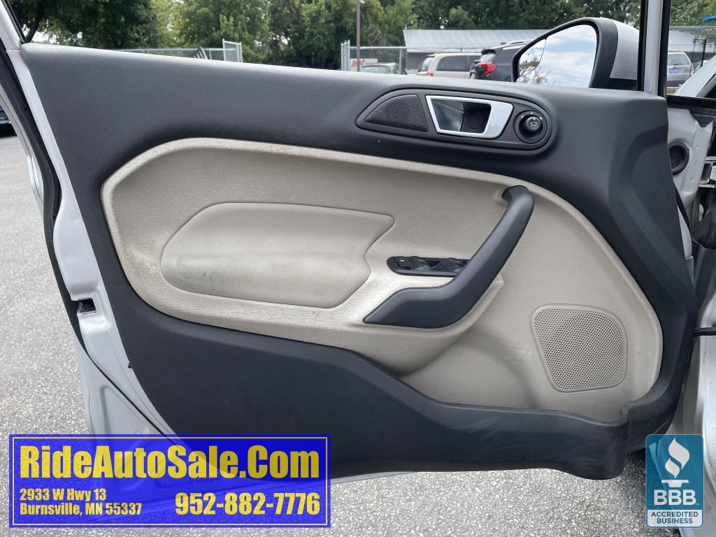 2014 Ford Fiesta Image 9