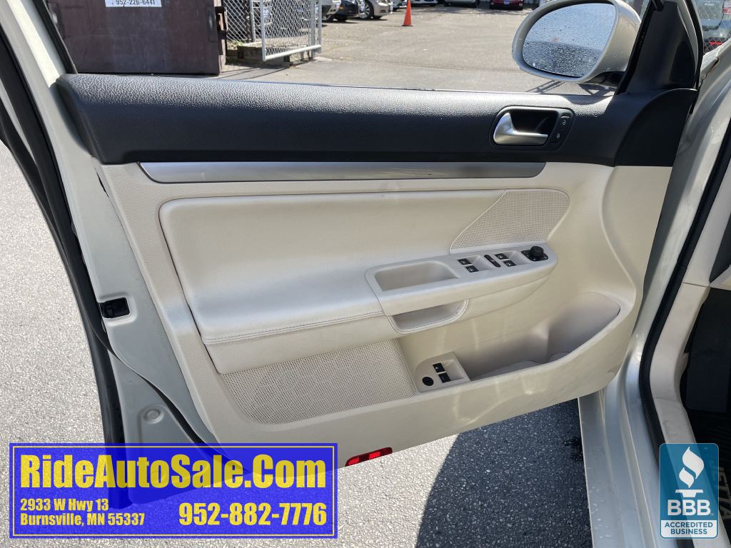 2010 Volkswagen Jetta Image 9