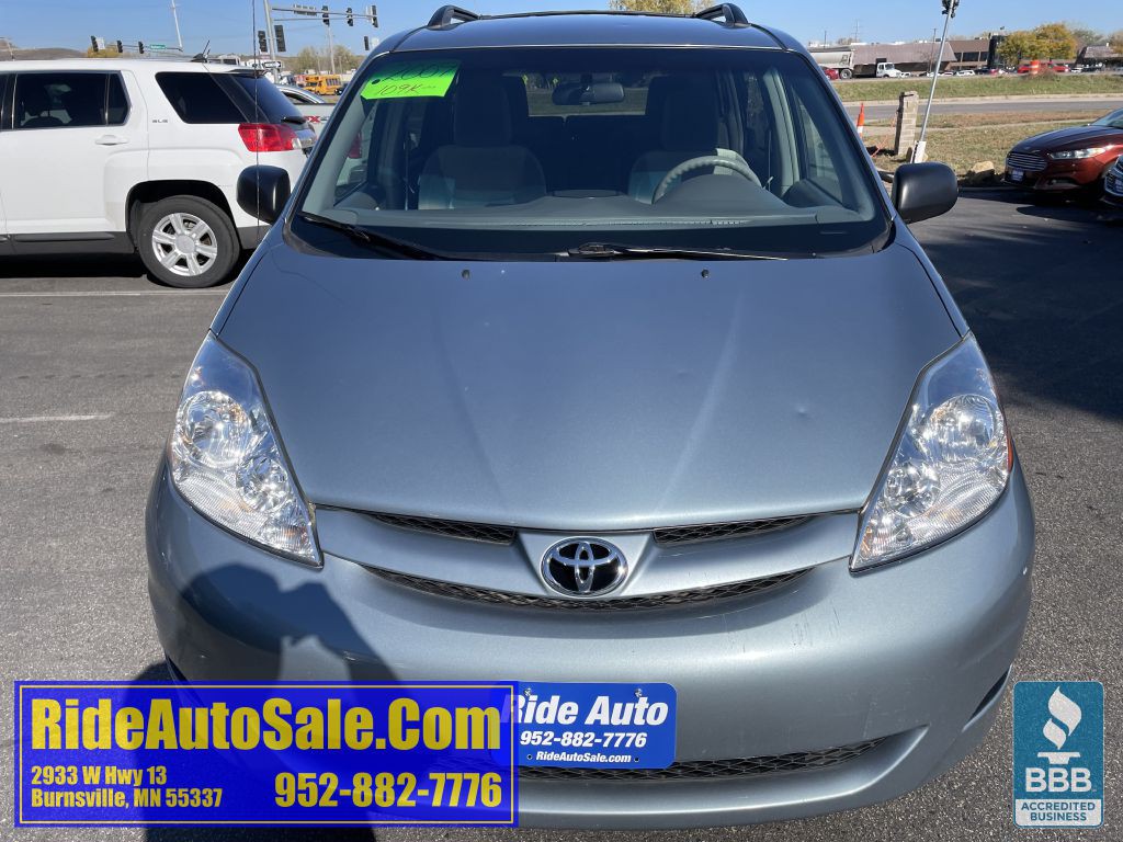 2009 Toyota Sienna Image 2
