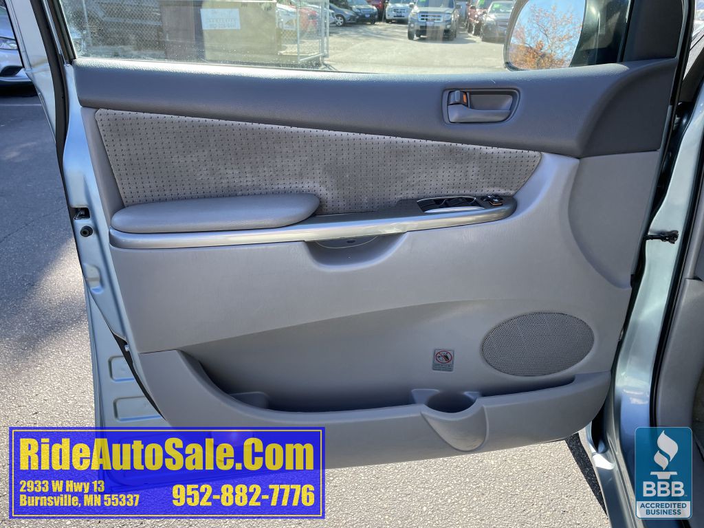 2009 Toyota Sienna Image 9