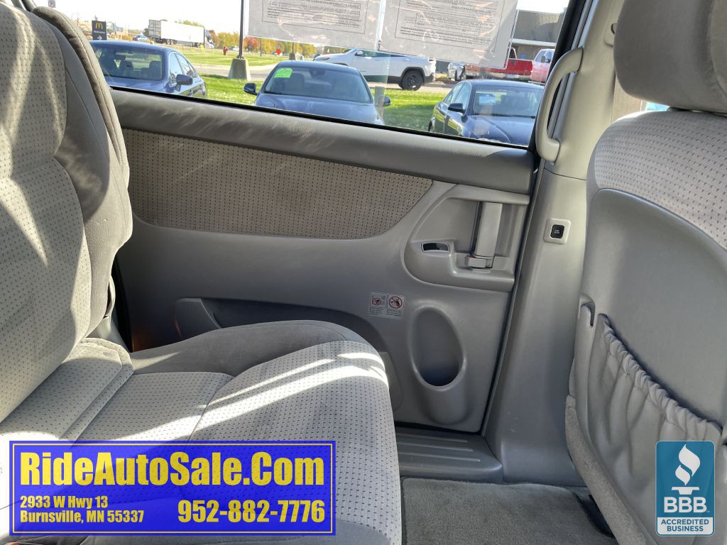 2009 Toyota Sienna Image 11