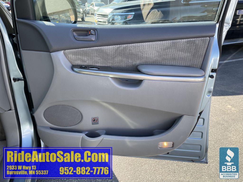 2009 Toyota Sienna Image 13