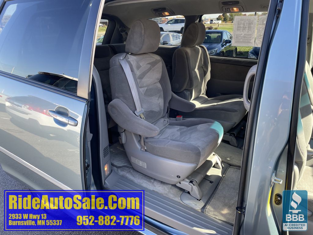 2009 Toyota Sienna Image 16