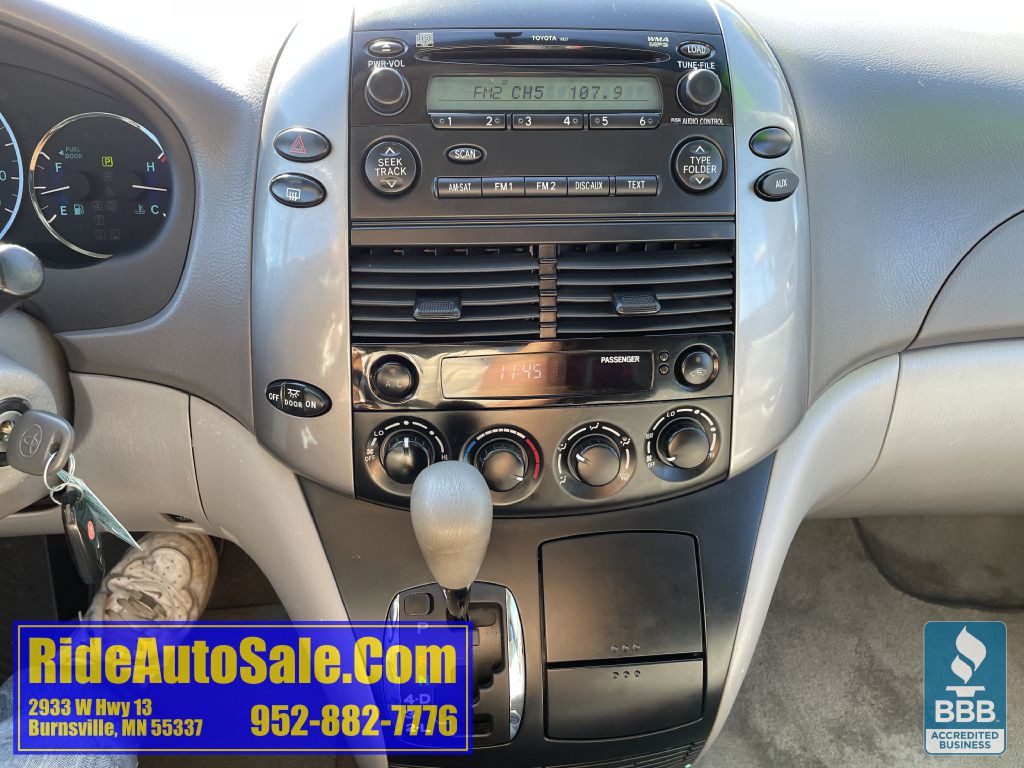 2009 Toyota Sienna Image 18