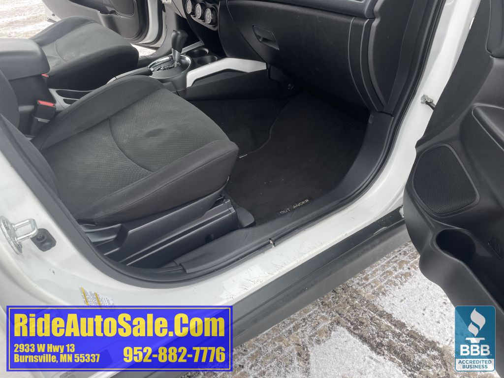 2013 Mitsubishi Outlander Image 28