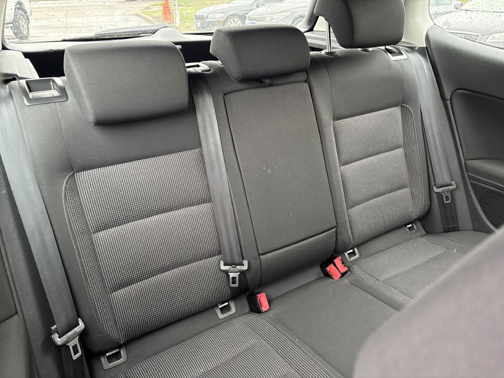 2010 Volkswagen Golf Image 32