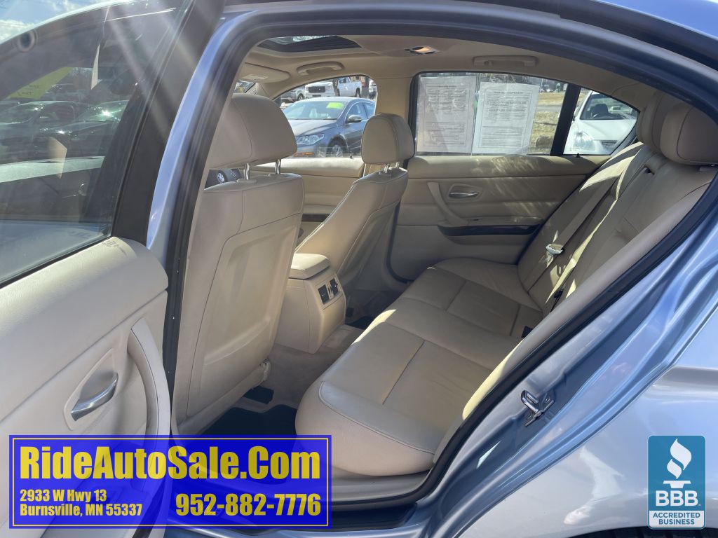 2011 BMW 3 Series Image 12