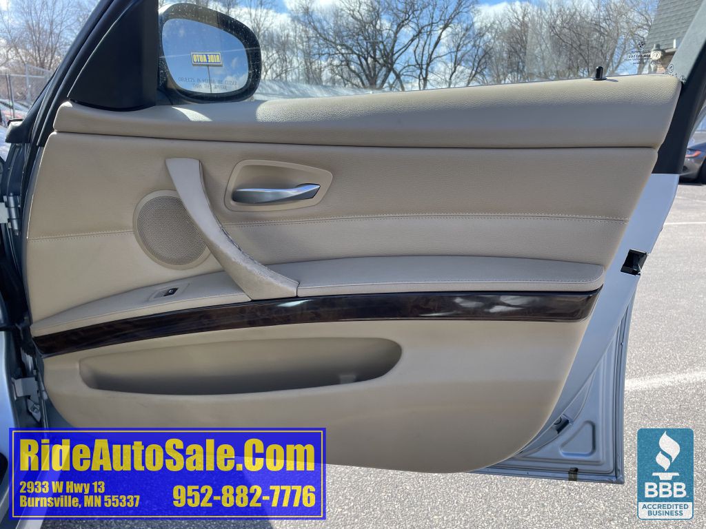 2011 BMW 3 Series Image 13