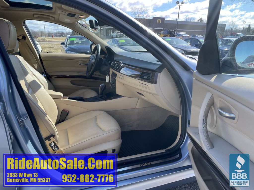 2011 BMW 3 Series Image 14