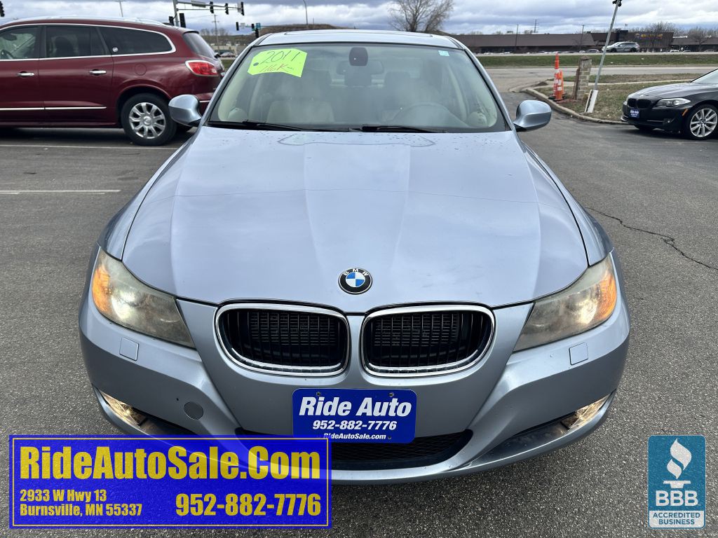 2011 BMW 3 Series Image 2