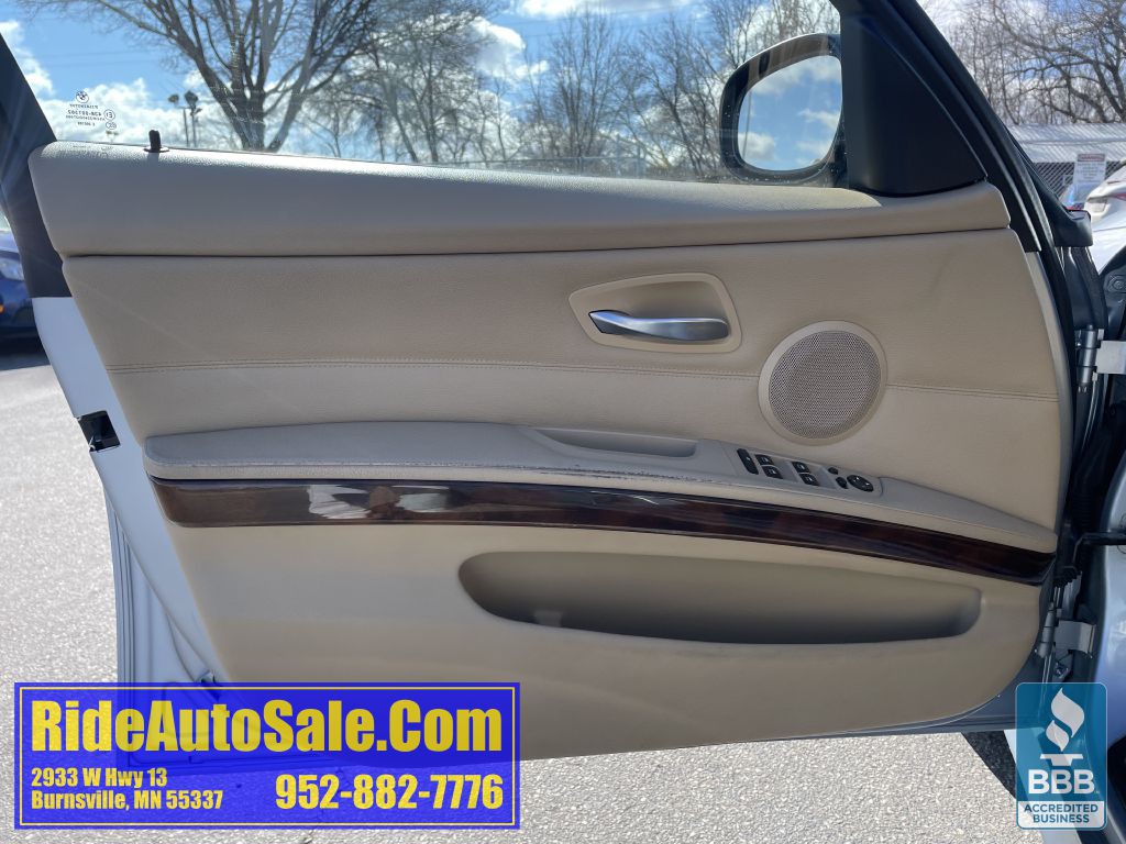 2011 BMW 3 Series Image 9