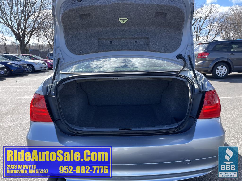 2011 BMW 3 Series Image 24