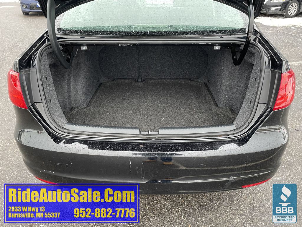 2012 Volkswagen Jetta Image 24