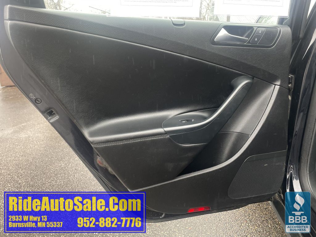 2010 Volkswagen Passat Image 11