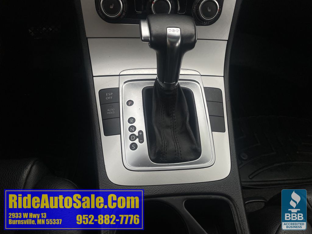 2010 Volkswagen Passat Image 18