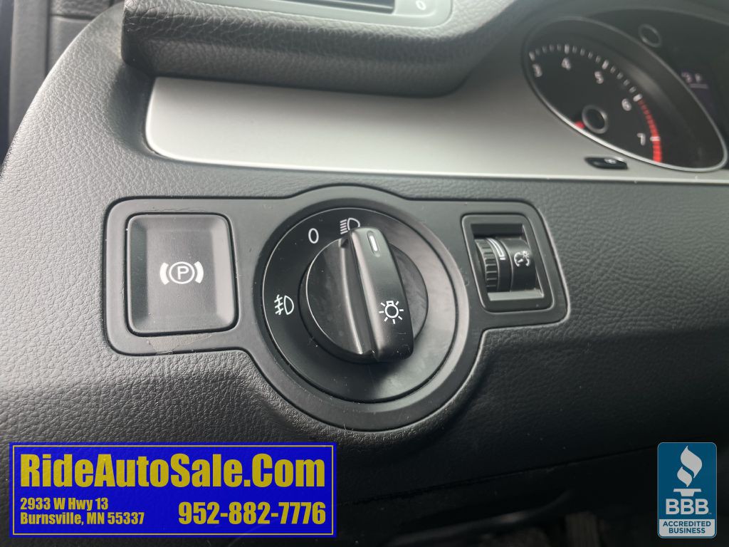 2010 Volkswagen Passat Image 24