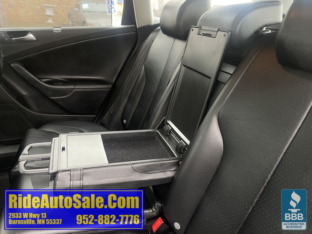 2010 Volkswagen Passat Image 27