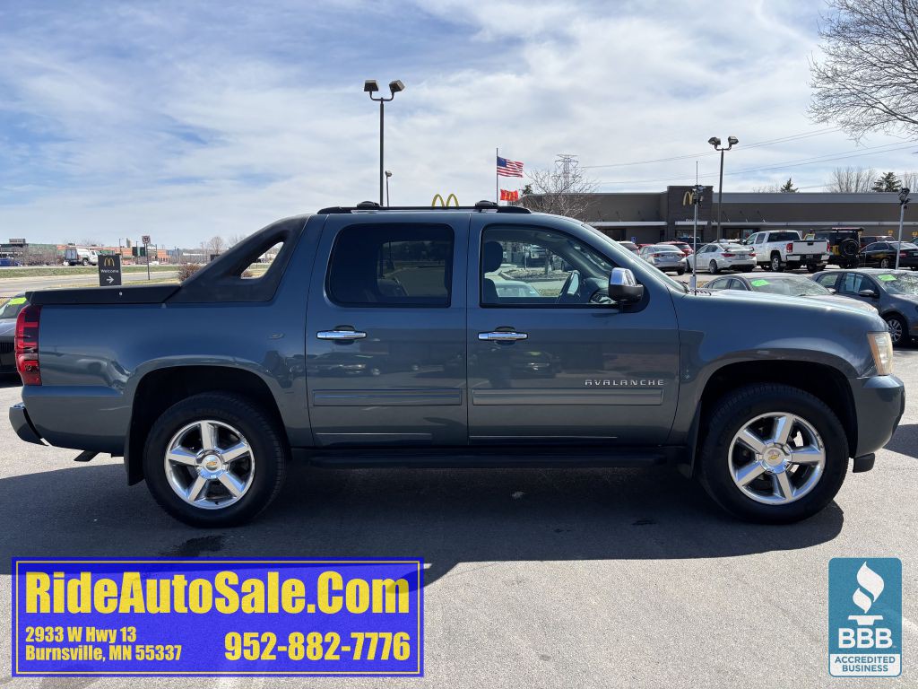 2011 Chevrolet Avalanche Image 4