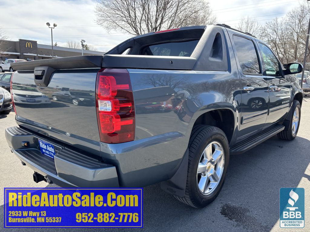 2011 Chevrolet Avalanche Image 5