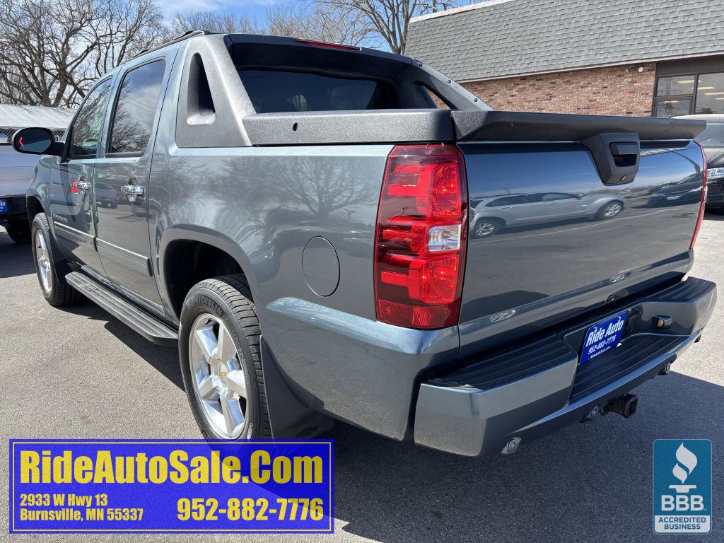2011 Chevrolet Avalanche Image 7
