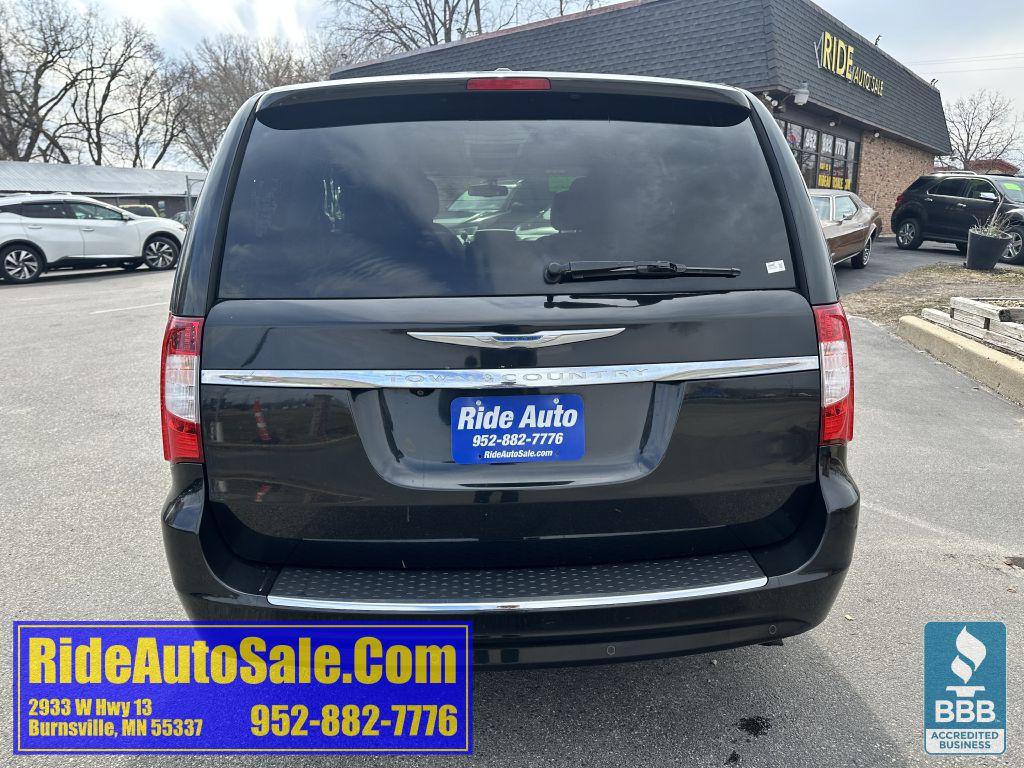 2012 Chrysler Town & Country Image 6