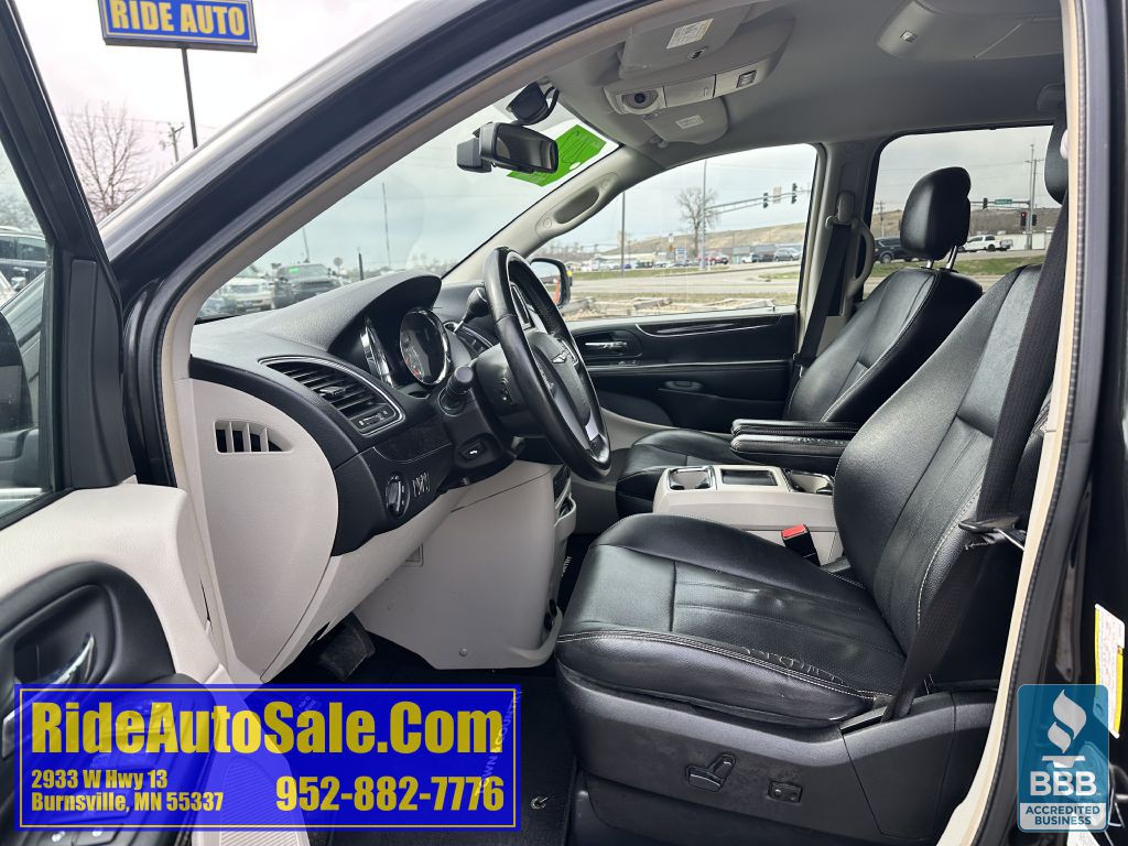 2012 Chrysler Town & Country Image 10