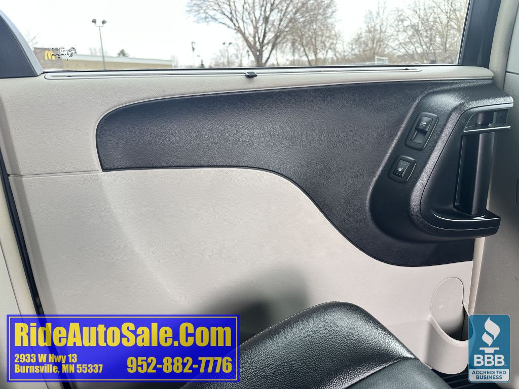 2012 Chrysler Town & Country Image 11