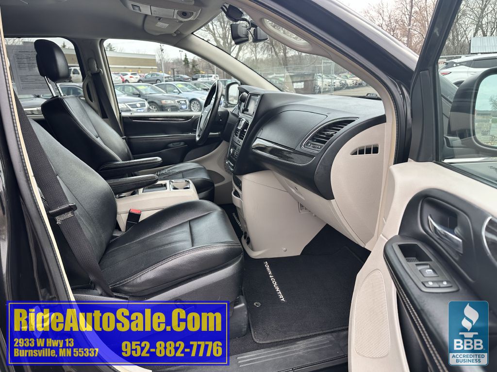 2012 Chrysler Town & Country Image 14