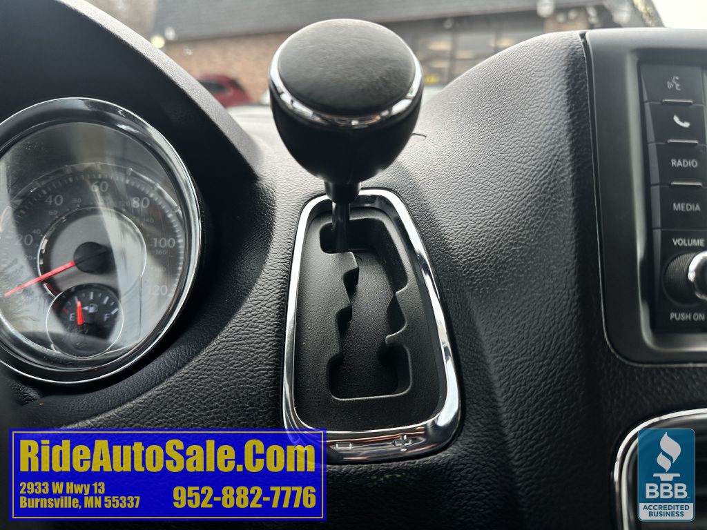 2012 Chrysler Town & Country Image 19