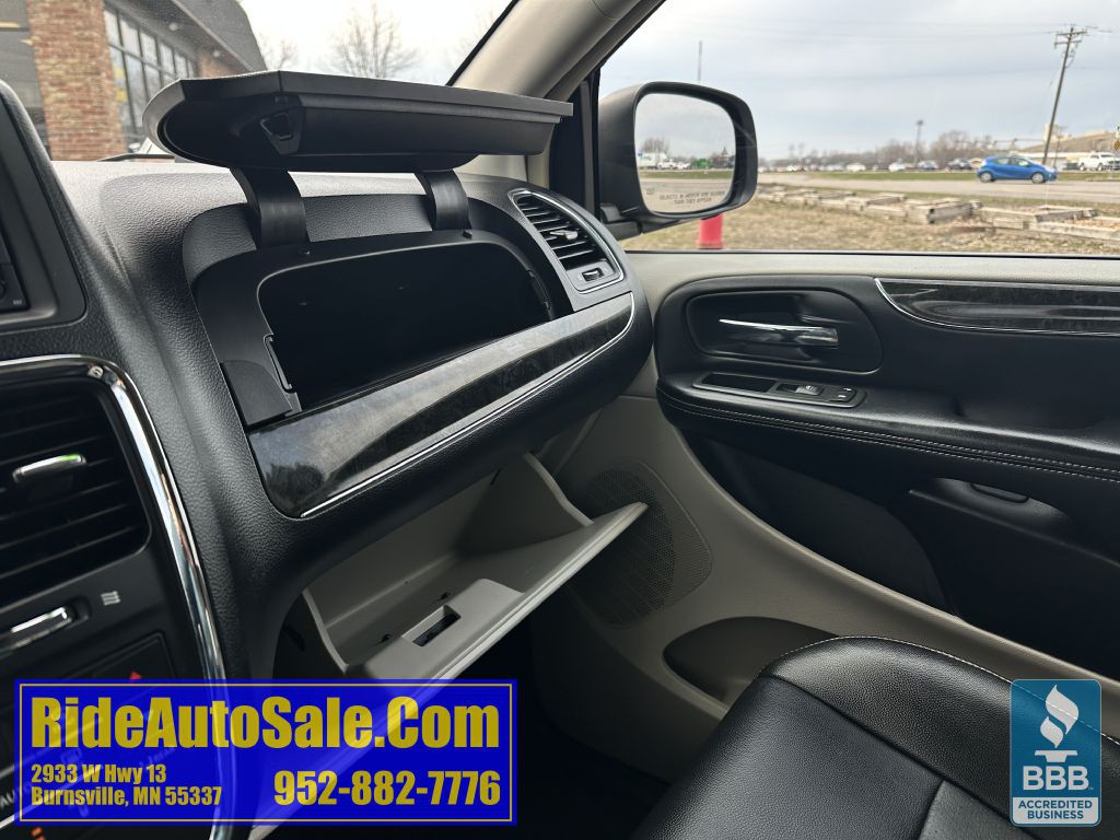 2012 Chrysler Town & Country Image 38