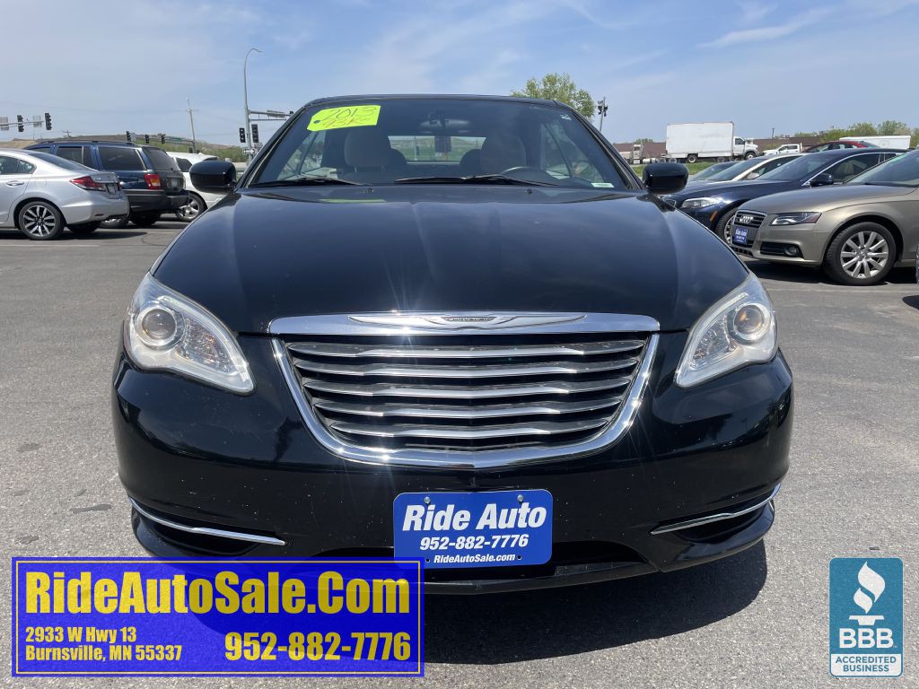 2013 Chrysler 200 Image 2