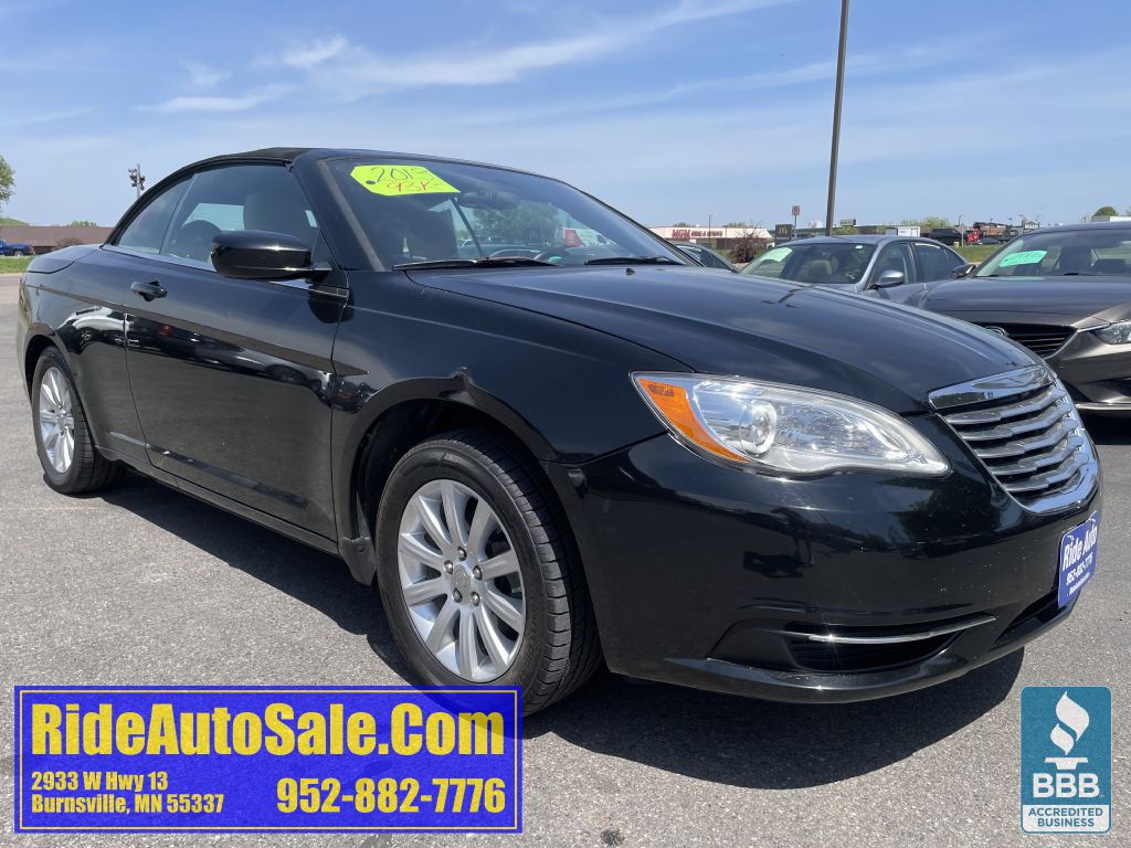 2013 Chrysler 200 Image 3