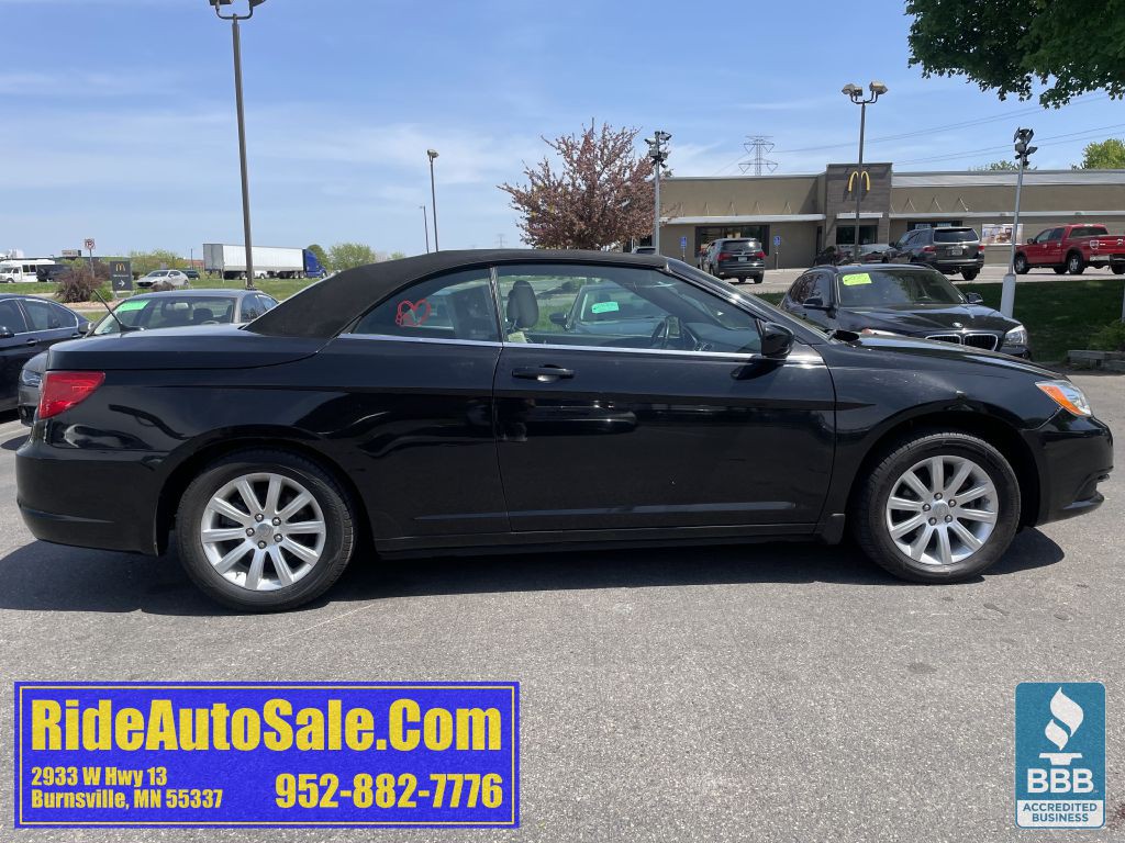 2013 Chrysler 200 Image 4
