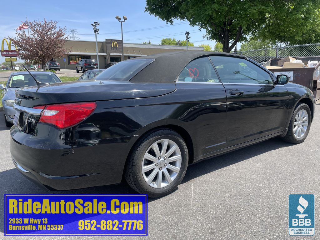2013 Chrysler 200 Image 5