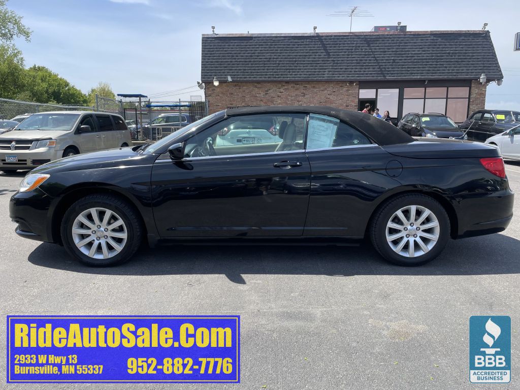 2013 Chrysler 200 Image 8