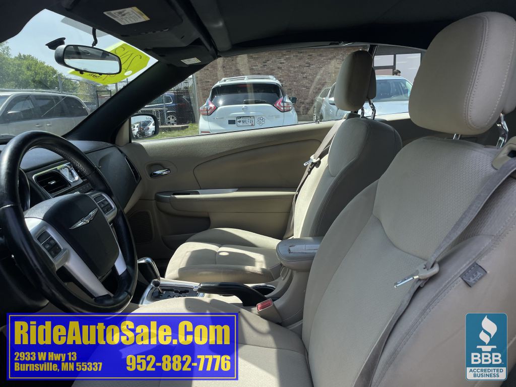 2013 Chrysler 200 Image 10