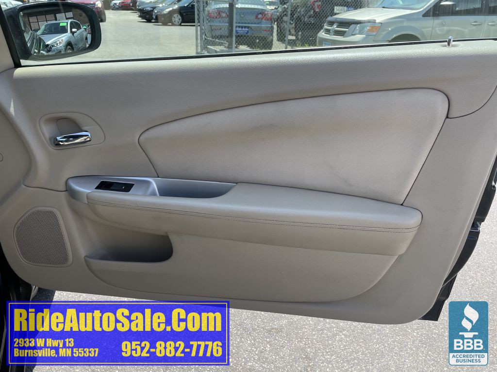 2013 Chrysler 200 Image 12
