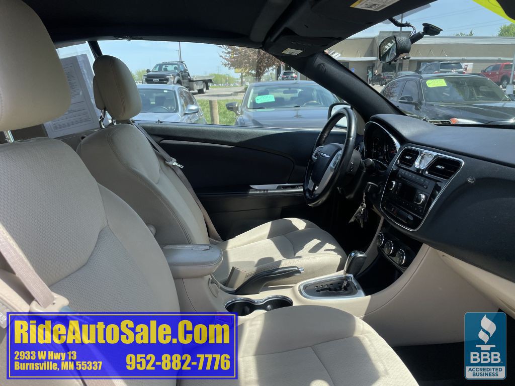 2013 Chrysler 200 Image 13