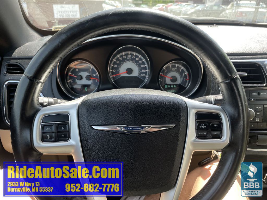 2013 Chrysler 200 Image 16