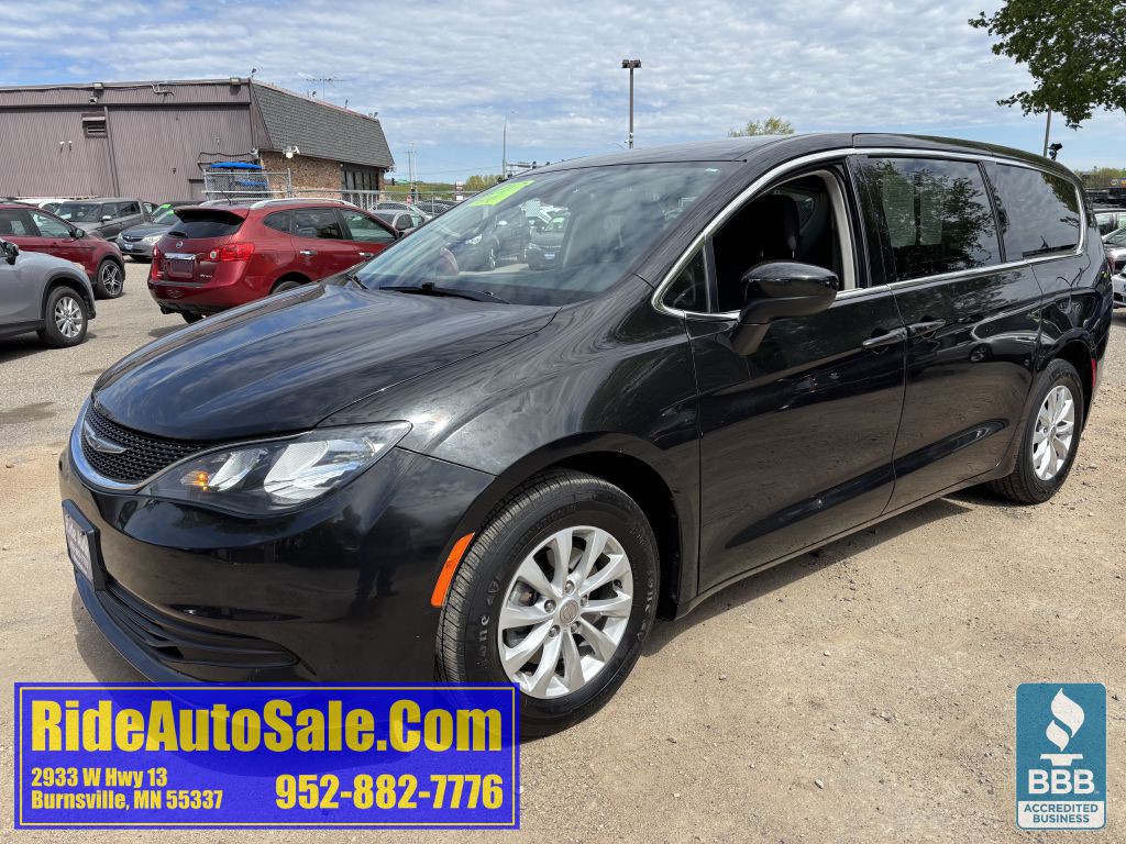 2017 Chrysler Pacifica Image 1