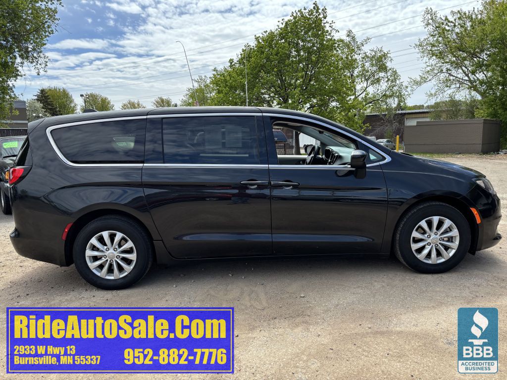 2017 Chrysler Pacifica Image 4