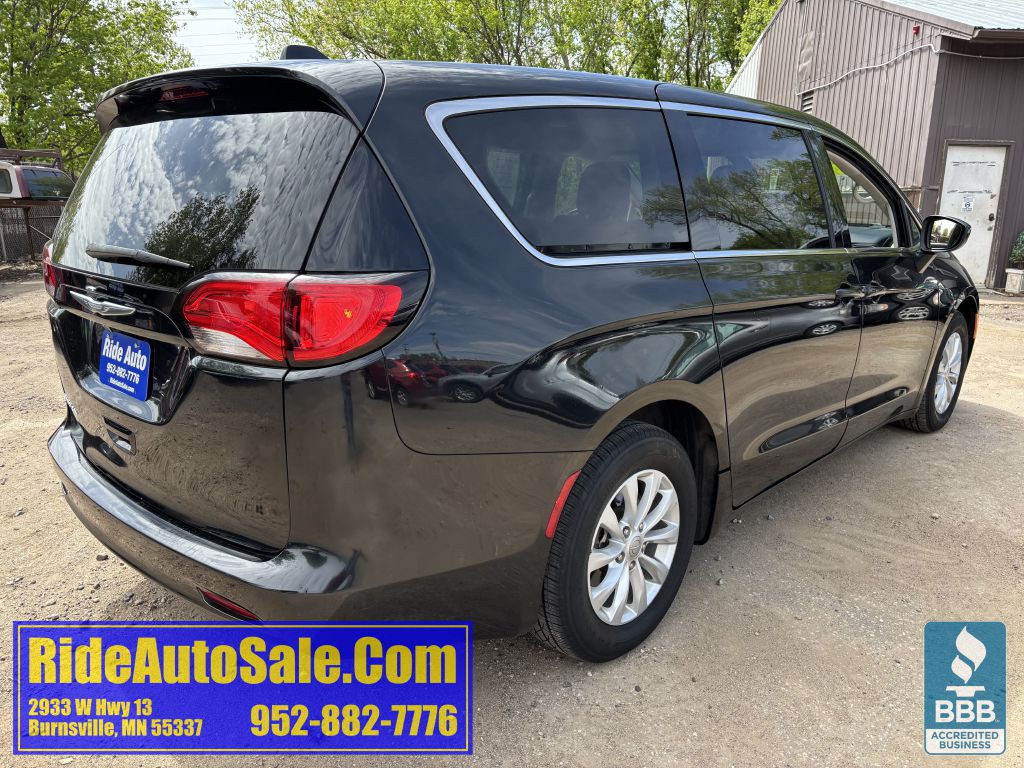 2017 Chrysler Pacifica Image 5