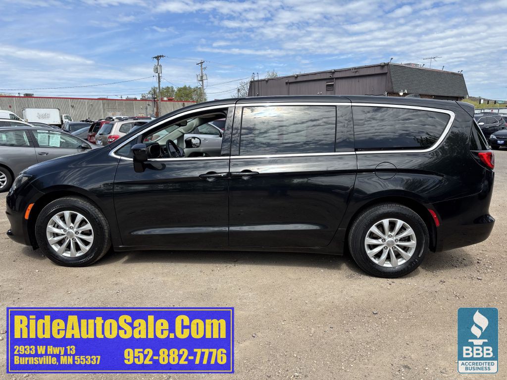 2017 Chrysler Pacifica Image 8