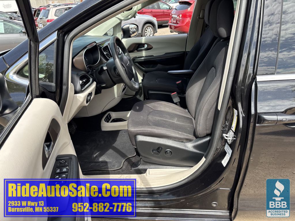 2017 Chrysler Pacifica Image 10