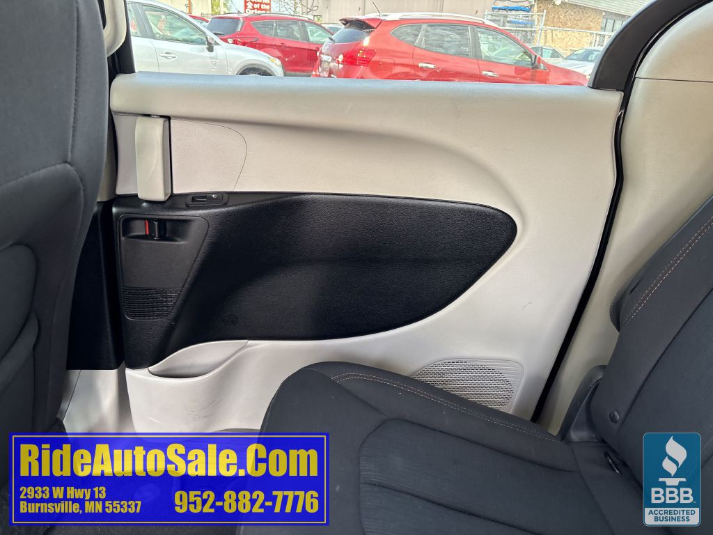 2017 Chrysler Pacifica Image 11