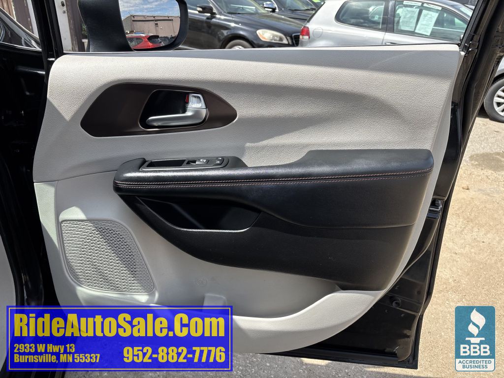 2017 Chrysler Pacifica Image 14