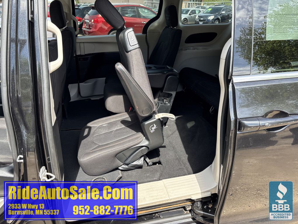 2017 Chrysler Pacifica Image 32