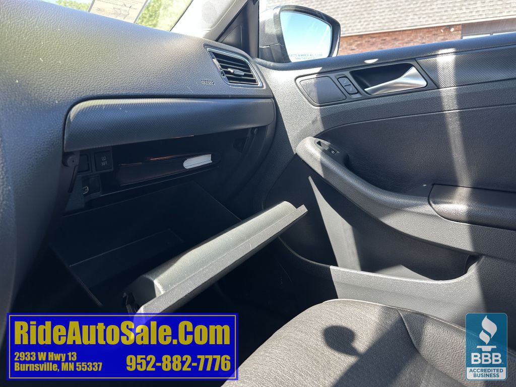 2011 Volkswagen Jetta Image 35