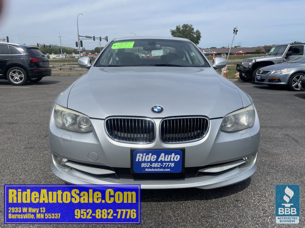 2011 BMW 3 Series Image 2